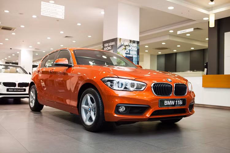  BMW 1-Series 2016 được thay đổi về ngoại hình bắt mắt hơn. Kiểu đèn pha “mắt búp bê” (googly) đã không còn, thay vào đó là đèn pha mới mang thiết kế góc cạnh hơn, hạ thấp. Bên cạnh đó, mí đèn mạ Chrome còn góp phần tạo nên sự tinh tế và là điểm nhấn cho cụm đèn chiếu sáng. 