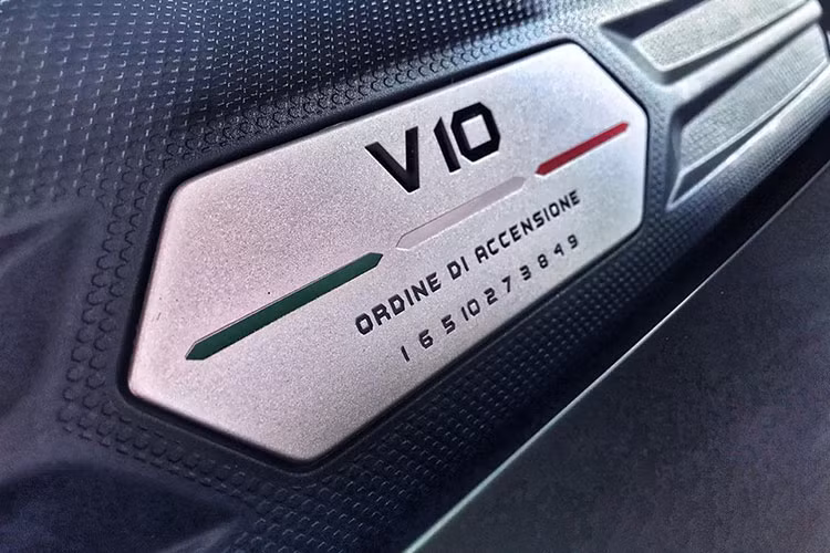 Bên cạnh đó, khả năng đua nước rút từ 0-100 km/h của Lamborghini Huracan EVO 2020 được rút xuống thời gian chỉ còn 2,9 giây, nhanh hơn 0,3 giây so với Lamborghini Hurcan LP610-4. Vận tốc tối đa của Lamborghini Huracan EVO 2020 đạt mức hơn 325 km/h.