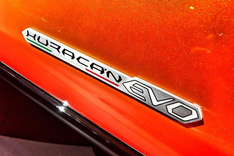 Các trang bị ấn tượng khác của Lamborghini Huracan EVO 2020 bao gồm hệ thống treo từ tính chủ động, hệ thống kiểm soát lực kéo tiên tiến mới, hệ thống đánh lái bánh sau, hệ thống điều hướng mô-men xoắn 4 bánh và hệ dẫn động 4 bánh toàn thời gian nâng cấp.