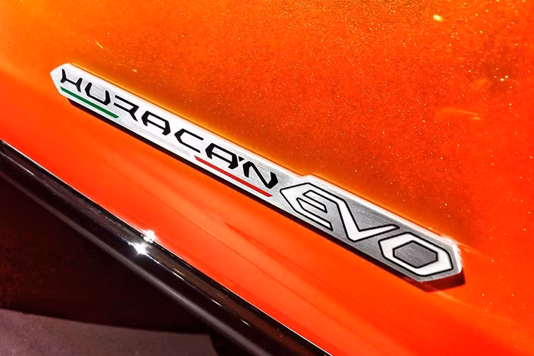 Các trang bị ấn tượng khác của Lamborghini Huracan EVO 2020 bao gồm hệ thống treo từ tính chủ động, hệ thống kiểm soát lực kéo tiên tiến mới, hệ thống đánh lái bánh sau, hệ thống điều hướng mô-men xoắn 4 bánh và hệ dẫn động 4 bánh toàn thời gian nâng cấp.