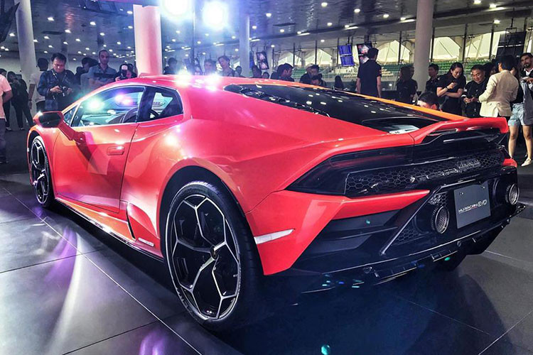 Phía đuôi xe nhận thêm 1 cánh gió mới nhằm đảm bảo tính khí động học cho xe. Cuối cùng là thay vì trang bị cặp ống xả kép đặt đối xứng 2 bên hông xe như bản Lamborghini Hurcan LP610-4, vị trí ống xả của mẫu siêu xe Lamborghini Huracan EVO được di dời lên cao hơn tương tự Lamborghini Huracan Performante.