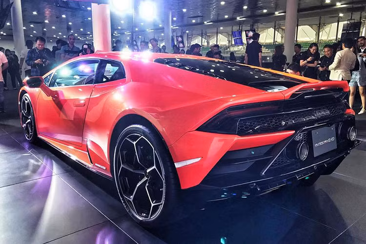 Phía đuôi xe nhận thêm 1 cánh gió mới nhằm đảm bảo tính khí động học cho xe. Cuối cùng là thay vì trang bị cặp ống xả kép đặt đối xứng 2 bên hông xe như bản Lamborghini Hurcan LP610-4, vị trí ống xả của mẫu siêu xe Lamborghini Huracan EVO được di dời lên cao hơn tương tự Lamborghini Huracan Performante.