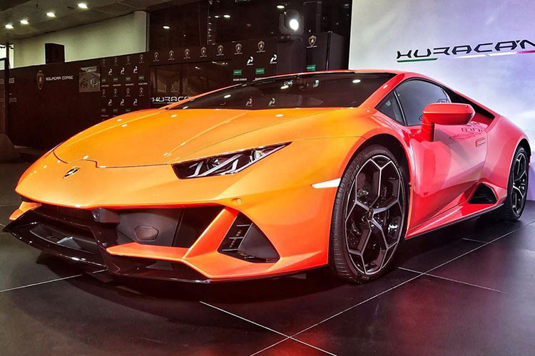 Sau màn ra mắt thị trường Thế giới, siêu xe Lamborghini Huracan EVO 2020 đã bắt đầu chiến dịch chinh phục các khách hàng khu vực Đông Nam Á, Thái Lan là đất nước đón nhận màn ra mắt đầu tiên của siêu xe này, và mới đây nhất là thị trường Malaysia.