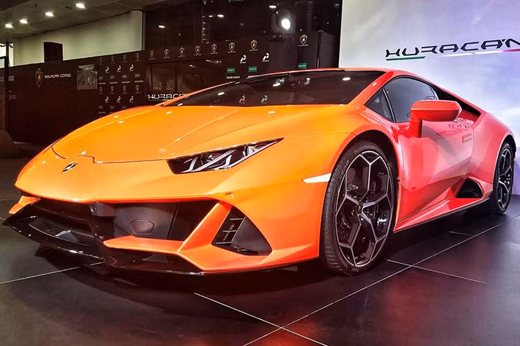 Sau màn ra mắt thị trường Thế giới, siêu xe Lamborghini Huracan EVO 2020 đã bắt đầu chiến dịch chinh phục các khách hàng khu vực Đông Nam Á, Thái Lan là đất nước đón nhận màn ra mắt đầu tiên của siêu xe này, và mới đây nhất là thị trường Malaysia.