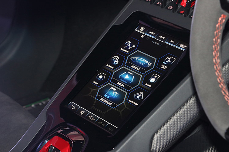 Tuy nhiên, nếu so với những chiếc Lamborghini Hurcan LP610-4 đang lăn bánh tại Việt Nam, siêu xe Lamborghini Huracan EVO 2020 mới ra mắt ở Malaysia mạnh hơn đến 30 mã lực và mô-men xoắn cực đại tăng 40 Nm.