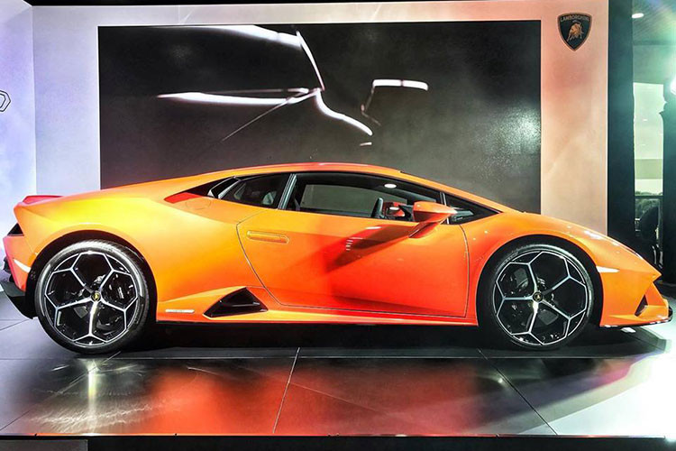 Lamborghini Kuala Lumpur, đơn vị phân phối chính hãng siêu xe Lamborghini tại Malaysia chỉ cho biết, họ đã bắt đầu mở đơn nhận mua Lamborghini Huracan EVO 2020 cho giới nhà giàu ở đây nhưng lại không tiết lộ mức giá bán chính thức. Việc giao hàng chiếc siêu xe Lamborghini Huracan EVO 2020 đầu tiên ở Malaysia sẽ dự kiến vào cuối năm nay.