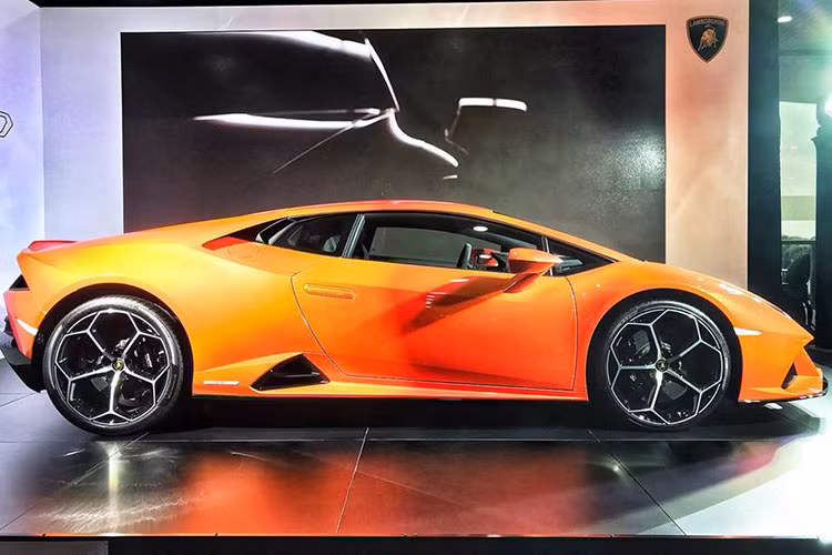 Lamborghini Kuala Lumpur, đơn vị phân phối chính hãng siêu xe Lamborghini tại Malaysia chỉ cho biết, họ đã bắt đầu mở đơn nhận mua Lamborghini Huracan EVO 2020 cho giới nhà giàu ở đây nhưng lại không tiết lộ mức giá bán chính thức. Việc giao hàng chiếc siêu xe Lamborghini Huracan EVO 2020 đầu tiên ở Malaysia sẽ dự kiến vào cuối năm nay.