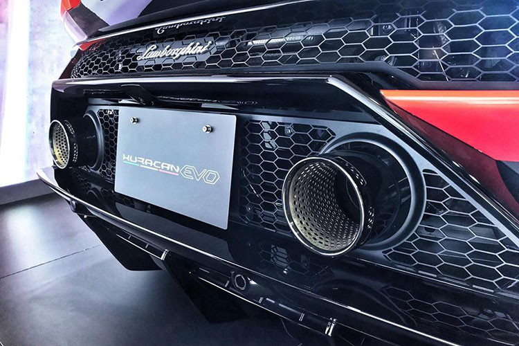Hiện tại, mức giá xe Lamborghini Huracan EVO 2020 tại Thái Lan được tiết lộ sẽ rơi vào khoảng 24,59 triệu Baht, tương đương 17,99 tỷ đồng. Mức giá bán này đắt gấp 3 lần so với giá xe Lamborghini Huracan EVO 2020 tại Mỹ hay ở Anh.
