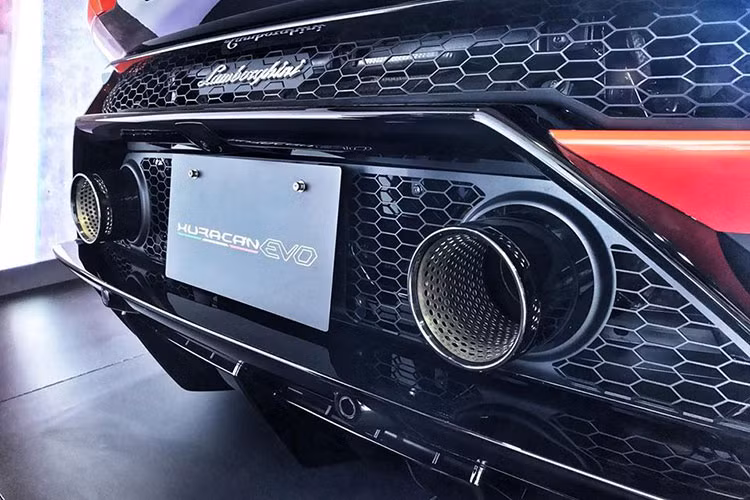 Hiện tại, mức giá xe Lamborghini Huracan EVO 2020 tại Thái Lan được tiết lộ sẽ rơi vào khoảng 24,59 triệu Baht, tương đương 17,99 tỷ đồng. Mức giá bán này đắt gấp 3 lần so với giá xe Lamborghini Huracan EVO 2020 tại Mỹ hay ở Anh.