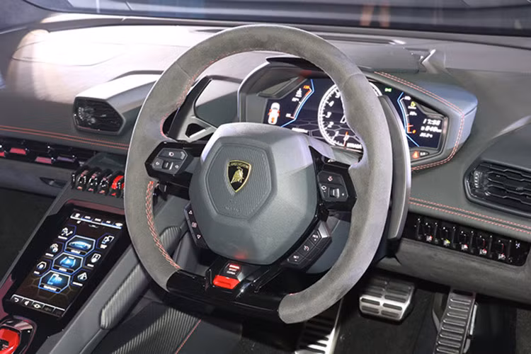 Bên trong khoang lái của Lamborghini Huracan EVO cũng khác biệt rất lớn so với Lamborghini Hurcan LP610-4 như một màn hình giải trí cỡ lớn lên đến 8,4 inch tương thích Apple CarPlay, hệ thống ra lệnh bằng cử chỉ, định vị vệ tinh và hệ thống viễn tin camera kép tùy chọn. Nội thất xe bọc da Alcantara đi kèm nhiều chi tiết bằng sợi carbon bóng hoặc nhám.