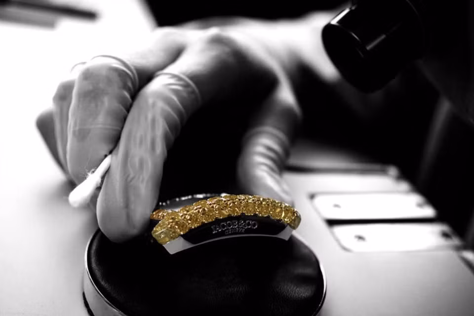 Phải mất hai năm để thu thập tất cả các viên kim cương màu vàng cho chiếc đồng hồ này.