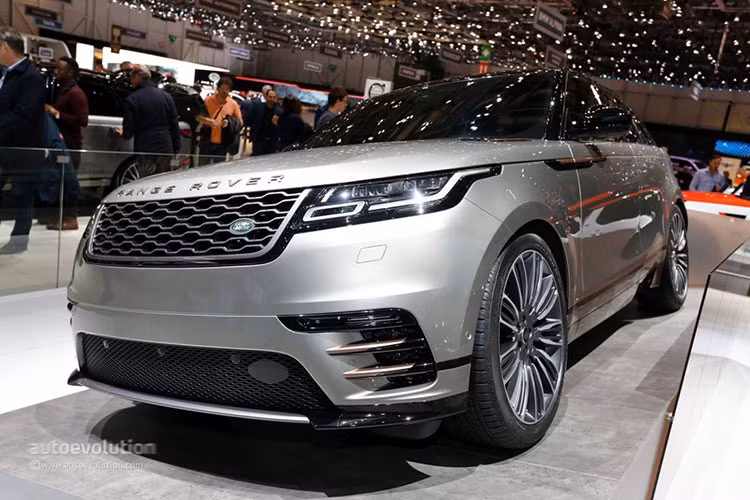 Mẫu SUV Velar mới được giới thiệu cùng với năm phiên bản động cơ, trong đó nổi bật là động cơ diesel Ingenium 2.0L công suất 180 mã lực và động cơ xăng V6 siêu nạp 380 mã lực. Phiên bản cao cấp động cợ xăng Ingenium 300 mã lực dự tính sẽ được giới thiệu vào cuối năm 2017.