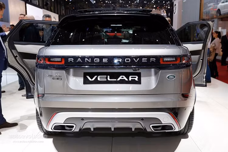 Nước sơn bạc mờ Flux Silver (có giá 8.580 USD) cộng với đường kẻ thân dưới sẽ có giá lên 13.000 USD, khiến chiếc xe có mức giá 103.265 USD (thêm 995 USD phí vận chuyển). Điều này khiến giá của Range Rover Velar tiệm cận với giá của phiên bản cao cấp Range Rover Sport Autobiography (có giá 111.350 USD).