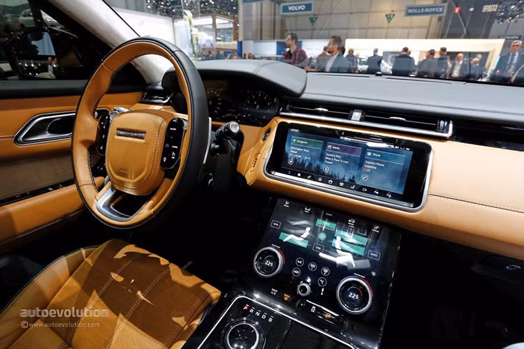 Velar sử dụng ngôn ngữ thiết kế mới Matrix- Laser cho hệ thống đèn pha trước cùng cải tiến với phần tay nắm cửa dạng ẩn. Hông xe với kiểu cửa và ốp cửa khá giống với Aston Martin hay Nissan GT-R. Ngoài ra, Velar được trang bị hệ thống treo bốn góc mang lại sự êm ái và tăng khả năng điều khiển cho người lái.