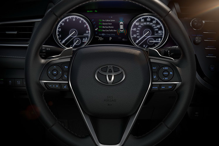 Về trang bị an toàn, Camry 2019 có gói Toyota Safety Sense P tiêu chuẩn bao gồm tránh va chạm sớm, phát hiện người đi bộ, kiểm soát hành trình thích ứng dựa trên radar, cảnh báo chuyển làn đường, hỗ trợ đánh lái và đèn pha tự động. Đặc biệt, toàn bộ dòng Camry mới đều có 10 túi khí và camera lùi, phát hiện điểm mù và cảnh báo giao thông phía sau...