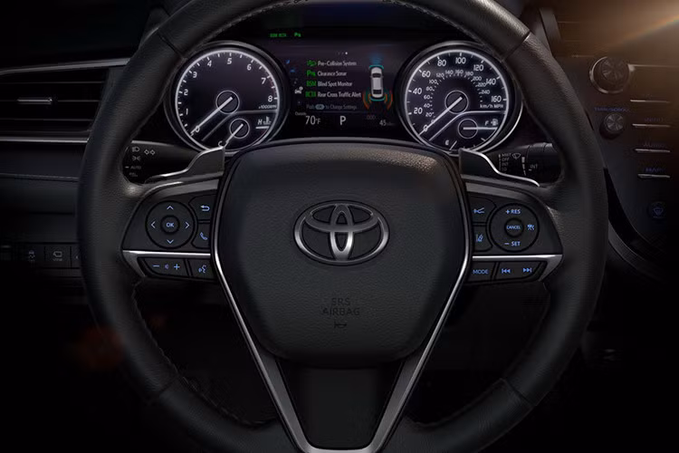 Về trang bị an toàn, Camry 2019 có gói Toyota Safety Sense P tiêu chuẩn bao gồm tránh va chạm sớm, phát hiện người đi bộ, kiểm soát hành trình thích ứng dựa trên radar, cảnh báo chuyển làn đường, hỗ trợ đánh lái và đèn pha tự động. Đặc biệt, toàn bộ dòng Camry mới đều có 10 túi khí và camera lùi, phát hiện điểm mù và cảnh báo giao thông phía sau...