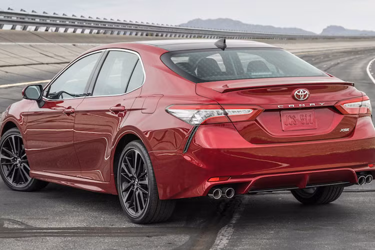 Về trang thiết bị ngoại thất, dự tính hãng xe Nhật Bản sẽ trang bị cho Toyota Camry mới những công nghệ tiện ích hiện đại như cụm đèn pha LED thông minh Auto High Beam (AHB) và đèn sương mù và đèn hậu được làm dạng LED, ăng-ten vây cá mập, bánh xe hợp kim 19 inch...