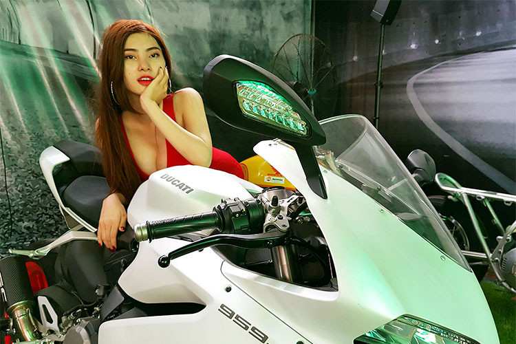 Ducati 959 Panigale sở hữu động cơ L-Twin mới dung tích 955cm3, cũng là động cơ Superquadro đầu tiên đạt tiêu chuẩn khí thải Euro 4, được thiết kế với hành trình piston dài hơn đi cùng những cải tiến mới nhằm giúp cải thiện tối đa sức mạnh, sản sinh công suất 157 hp tại vòng tua 10.500 rpm, mômen xoắn tối đa 107.4 Nm tại 9.000 rpm.