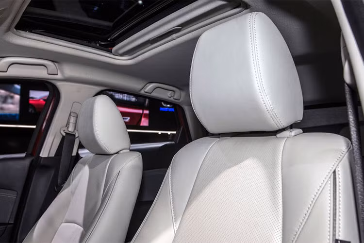 Ghế ngồi được bọc da hai màu trắng hoặc đen trên phiên bản cao cấp, Mazda CX-3 mới sử dụng vật liệu da lộn giả da bọc bảng táp-lô điều khiển và trang trí ở táp-pi cửa... Hệ thống an toàn và hỗ trợ người lái i-Activeness bao gồm cảnh báo chuyển làn đường, kiểm soát hành trình và phanh tự động ở tốc độ cao...