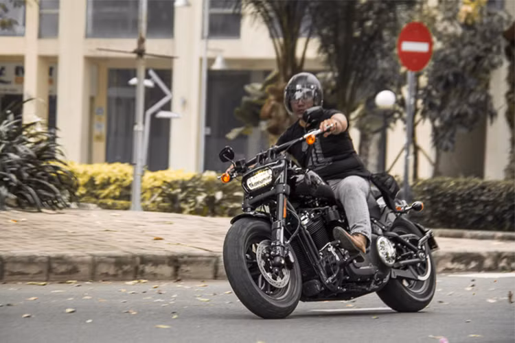 Mức giá của mẫu xe Harley-Davidson Fat Bob 107 2018 được niêm yết tại hệ thống Harley-Davidson chính hãng trên toàn quốc từ 817.300.000đ cho phiên bản màu đen và 832.100.000đ với 2 phiên bản màu Đỏ Red Iron Denim và Trắng Bonneville Salt Denim.