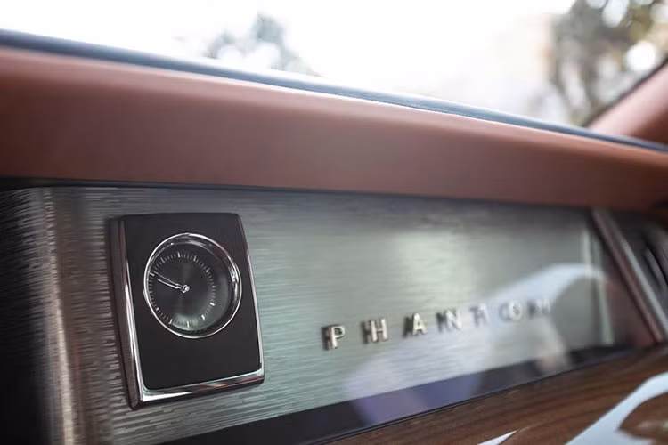 Sức mạnh được truyền tới bánh thông qua hộp số tự động 8 cấp với công nghệ "hỗ trợ vệ tinh" khi sang số, nhờ đó, Rolls-Royce Phantom thế hệ thứ 8 có thể tăng tốc từ vị trí xuất phát lên 100 km/h chỉ trong thời gian 5,3 giây, nhanh hơn 0,4 giây so với thế hệ cũ.