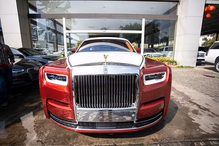 Mới đây, một đại gia Campuchia đã tậu 1 chiếc xe siêu sang Rolls-Royce Phantom 8 cũng mang màu sơn đỏ chót như chiếc xe siêu sang đã có mặt tại Việt Nam. Tuy nhiên, ngoại thất của chiếc Rolls-Royce Phantom thế hệ thứ 8 tại xứ sở chùa tháp lại nổi trội hơn so với chiếc Rolls-Royce Phantom VIII đầu tiên tại Việt Nam.
