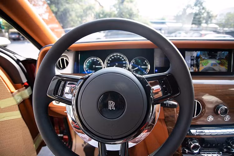 Rolls-Royce Phantom thế hệ thứ 8 sử dụng khối động cơ V12, tăng áp kép, dung tích 6,75 lít, tạo ra công suất tối đa 563 mã lực, mạnh hơn 110 mã lực so với thế hệ thứ 7 và mô-men xoắn cực đại đạt 900 Nm, tăng 180 Nm so với thế hệ cũ.