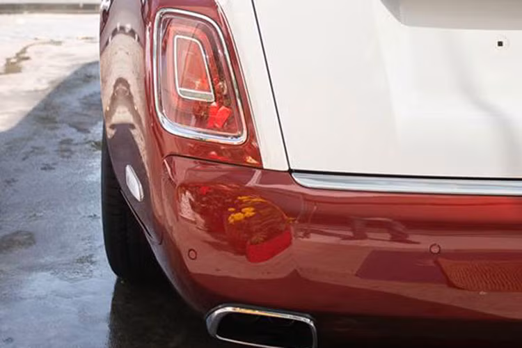 So với Rolls-Royce Phantom thế hệ thứ 7, mẫu xe siêu sang Rolls-Royce Phantom thế hệ thứ 8 vẫn giữ dáng thiết kế đặc trưng của dòng xe Rolls-Royce nhưng được trang bị "đôi mắt" mới sắc sảo hơn và ứng dụng công nghệ hiện đại như đèn pha Laser kết hợp cùng dải đèn LED chiếu sáng ban ngày. Biểu tượng "thiếu phụ bay" Spirit of Ecstasy nổi tiếng nằm cao hơn gần 12 mm trên nắp capô.