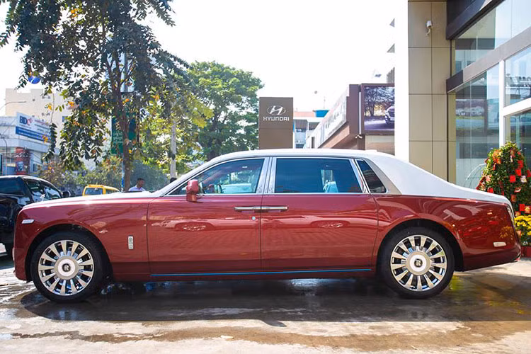 Chiếc xe siêu sang Rolls-Royce Phantom thế hệ thứ 8 mang màu sơn đỏ mới cập bến Campuchia do một công ty nhập khẩu tư nhân đưa về nước và hiện chưa rõ xe đã có chủ nhân đặt mua hay chưa. Tại thị trường nước ngoài, giá xe Rolls-Royce Phantom VIII được bán ra khởi điểm lên đến 420.325 đô la (tương đương 9,8 tỷ đồng).