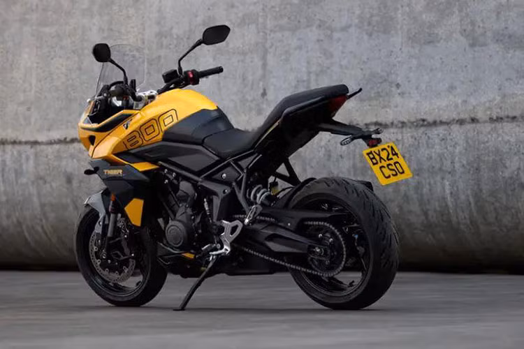 Khối động cơ này cho phép Tiger Sport 800 2025 đạt công suất tối đa 115 mã lực tại 10.750 vòng/phút và mô-men xoắn cực đại 83 Nm tại 8.500 vòng/phút, đem lại khả năng vận hành mạnh mẽ và vô cùng linh hoạt.