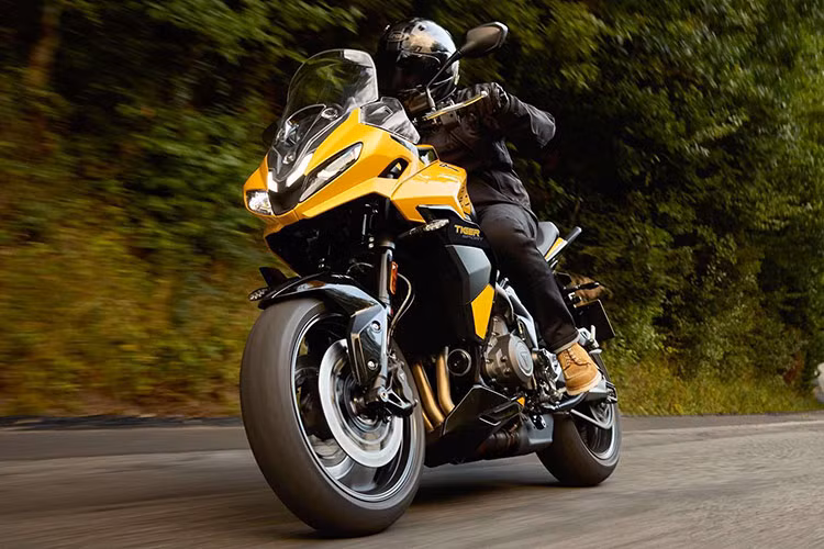 Trọng lượng xe nặng 214 kg, dung tích bình xăng 18,6 lít và chiều cao yên ngồi 835 mm. Xe có các tùy chọn màu sắc đa dạng gồm màu đen, than chì, vàng và xanh da trời. Bắt đầu từ tháng 3/2025, Tiger Sport sẽ được đưa về các đại lý phân phối. 