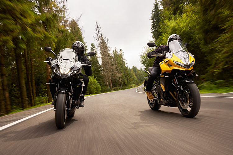 Mức giá xe Triumph Tiger Sport 800 2025 bán ra thị trường có mức niêm yết từ 10.995 Bảng (tương đương khoảng 362,5 triệu đồng). Mẫu xe này có khả năng đối đầu mạnh mẽ với dòng xe Yamaha Tracer 9 GT.