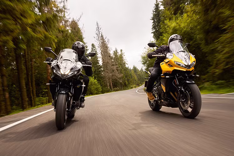 Mức giá xe Triumph Tiger Sport 800 2025 bán ra thị trường có mức niêm yết từ 10.995 Bảng (tương đương khoảng 362,5 triệu đồng). Mẫu xe này có khả năng đối đầu mạnh mẽ với dòng xe Yamaha Tracer 9 GT.