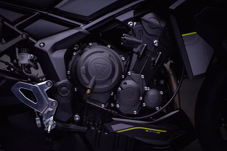 Hãm tốc cho Tiger Sport 800 mới gồm phanh đĩa đôi 310 mm với 4 piston nén ở bánh trước và phanh đĩa đơn 255 mm với 1 điểm nén piston ở bánh sau. Xe được trang bị hệ thống chống bó cứng phanh ABS cua góc làm tiêu chuẩn.