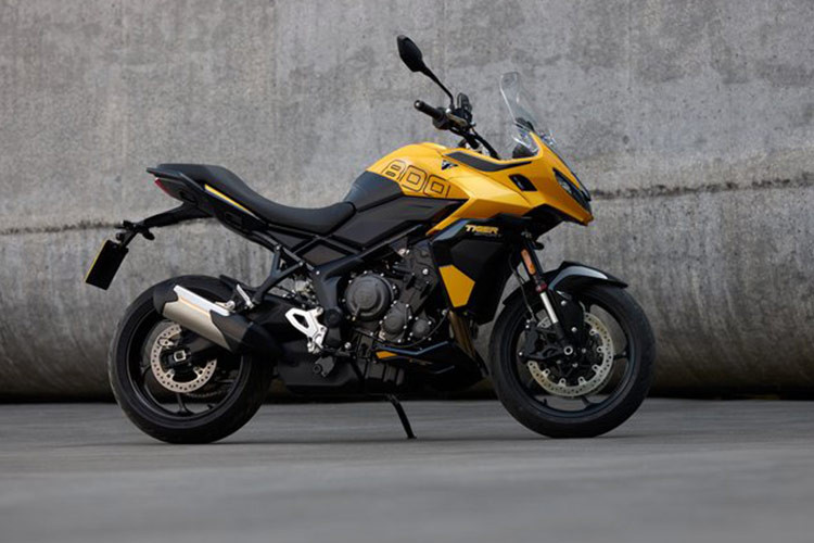 Mẫu xe môtô Triumph Tiger Sport 800 lần này trang bị động cơ hoàn toàn mới, thiết kế 3 xi lanh, dung tích 798cc, làm mát bằng chất lỏng, 12 valve và DOHC.