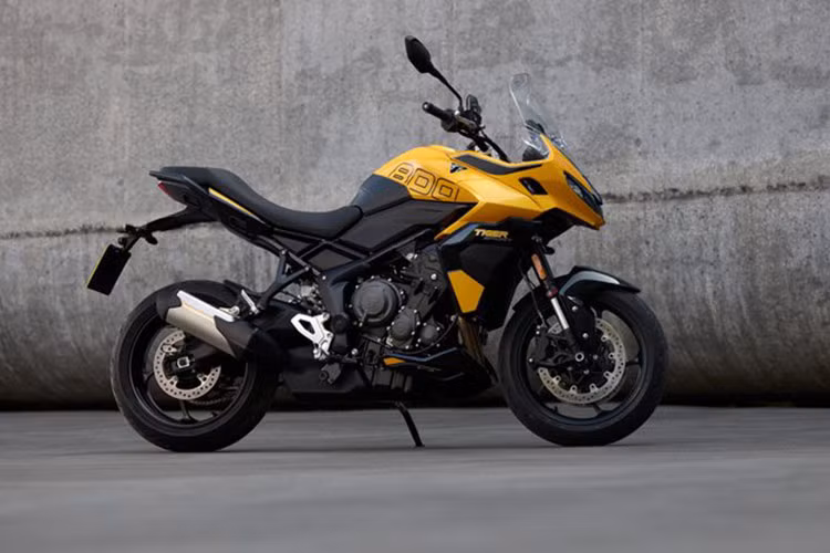 Mẫu xe môtô Triumph Tiger Sport 800 lần này trang bị động cơ hoàn toàn mới, thiết kế 3 xi lanh, dung tích 798cc, làm mát bằng chất lỏng, 12 valve và DOHC.