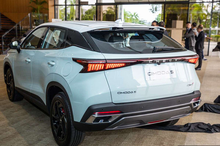 Mới đây, hãng xe Trung Quốc cũng đã hé lộ một số thông tin về danh sách trang bị của Omoda 5. Cụ thể, cung cấp sức mạnh cho Omoda 5 tại thị trường Việt Nam là động cơ xăng tăng áp 1.5L, cho công suất 150 mã lực và mô-men xoắn 230 Nm tại 1.750-4.500 vòng/phút. Thời gian tăng tốc 0-100 km/h là 9,9 giây và mức tiêu hao nhiên liệu 7,1 lít/100 km. 