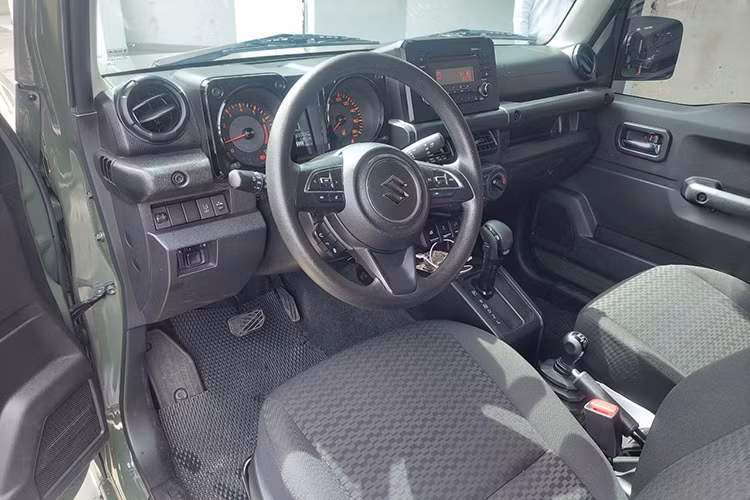 Theo nguồn tin từ tư vấn bán hàng, Suzuki Jimny tại thị trường Việt Nam sẽ có mức giá khởi điểm 789 triệu đồng với phiên bản 1 tông màu, bao gồm: Trắng, Bạc, Đen, Xám, Trắng ngọc trai và Xanh. Trong khi đó phiên bản 2 tông màu có giá 799 triệu đồng, bao gồm màu: Xanh - Đen, Vàng - Đen và Trắng ngà - Đen.