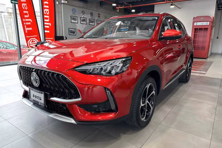  MG HS 2023 Không chỉ MG7, từ giữa năm 2023, nhiều đại lý cũng nhận cọc mẫu MG HS và hứa hẹn xe sẽ ra mắt trong tháng 8, nhưng hiện tại vẫn chưa thấy “bóng dáng” mẫu xe MG HS đâu. Đại lý cho biết, MG HS 2023 đã hoàn tất thủ tục đăng kiểm tại Việt Nam, chỉ chờ ngày ra mắt.