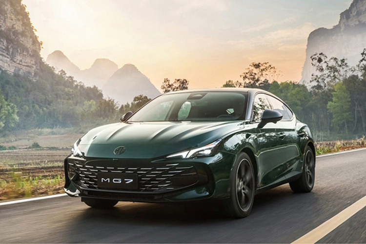  MG7 Hồi tháng 7/2023, nhiều thông tin đồn đoán cho rằng MG7 sẽ ra mắt thị trường Việt Nam vào quý IV/2023. Tuy nhiên, hiện tại đã là cuối năm 2023, phía SAIC Motor - đơn vị phân phối và nhập khẩu xe MG tại Việt Nam vẫn chưa đưa ra bất kỳ thông tin gì về mẫu xe này. Theo tư vấn bán hàng, MG7 tại Việt Nam có 2 phiên bản là: STD (Standard) và LUX (Luxury), đi cùng giá bán dự kiến từ 750 triệu đồng.