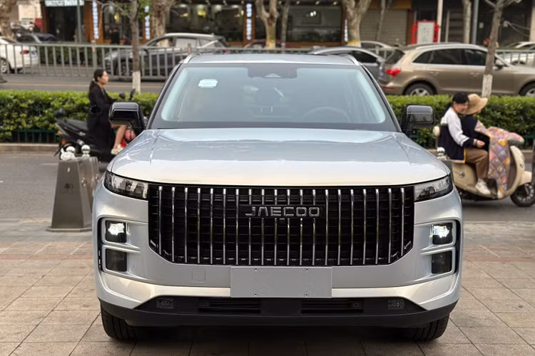  Jaecoo 7 Cũng giống Omoda 5, Jaecoo 7 cũng được trưng bày công khai tại Việt Nam để lấy ý kiến, góp ý của giới chuyên môn và người tiêu dùng trước khi chính thức ra mắt. Hiện không có nhiều thông tin về mẫu xe này, chỉ biết rằng đây là phiên bản "song sinh" của Chery TJ-1 được giới thiệu trong khuôn khổ sự kiện Chery Night diễn ra ngày 7/4 tại Trung Quốc.