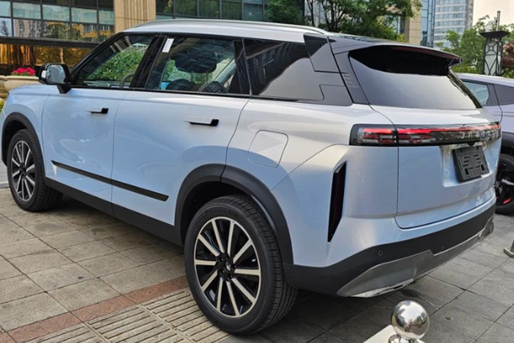 Xe sẽ có hai phiên bản là dẫn động 2 bánh và dẫn động 4 bánh. Mức tiêu thụ nhiên liệu của phiên bản dẫn động 2 bánh là 6,98L/100 km, phiên bản dẫn động 4 bánh là 7,48L/100 km. Phiên bản dẫn động 4 bánh cũng sẽ cung cấp nhiều chế độ lái như: tuyết, bùn và cát để chinh phục nhiều địa hình khác nhau. Ở bản PHEV, Chery Jaecoo 7 còn gây ấn tượng với mức tiêu thụ nhiên liệu chỉ 1 lít/100 km. 