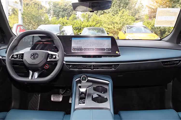 Theo nhiều đồn đoán, MG7 ra mắt tại Việt Nam sẽ có 2 tùy chọn động cơ giống như ở thị trường Trung Quốc. Thứ nhất là động cơ xăng tăng áp 4 xy-lanh, dung tích 2.0L cho công suất 261 mã lực và mô-men xoắn 405 Nm, đi kèm hộp số sàn 9 cấp. 