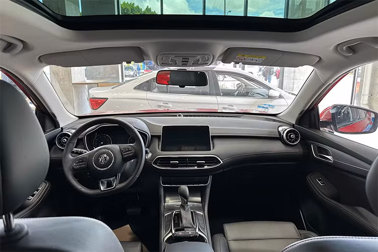 Được nhập khẩu nguyên chiếc từ Thái Lan nên khả năng cao MG HS 2023 cũng sẽ có 2 tùy chọn động cơ. Thứ nhất là động cơ xăng 4 xi-lanh, tăng áp, dung tích 1.5L, tạo ra công suất tối đa 162 mã lực và mô-men xoắn cực đại 250 Nm. Sức mạnh được truyền đi thông qua hộp số tự động ly hợp kép 7 cấp và hệ dẫn động cầu trước.