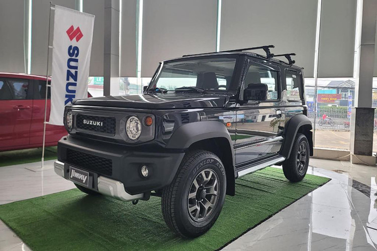 Suzuki Jimny Rộ tin đồn về Việt Nam từ lâu, nhưng đến nay “bé hạt tiêu” Suzuki Jimny vẫn chưa chính thức chốt thời điểm ra mắt. Hiện tại, một số đại lý đang đồn đoán thông tin xe sẽ trình làng vào tháng 3/2024. Trước đó, Suzuki Jimny đã được cục đăng kiểm cấp phép vào ngày 12/07/2023. Xe sẽ được nhập khẩu nguyên chiếc từ Nhật Bản và thuộc phiên bản GLX AT (số tự động).