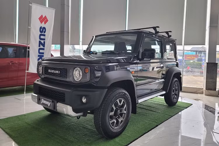  Suzuki Jimny Rộ tin đồn về Việt Nam từ lâu, nhưng đến nay “bé hạt tiêu” Suzuki Jimny vẫn chưa chính thức chốt thời điểm ra mắt. Hiện tại, một số đại lý đang đồn đoán thông tin xe sẽ trình làng vào tháng 3/2024. Trước đó, Suzuki Jimny đã được cục đăng kiểm cấp phép vào ngày 12/07/2023. Xe sẽ được nhập khẩu nguyên chiếc từ Nhật Bản và thuộc phiên bản GLX AT (số tự động).