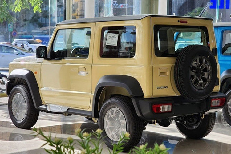 Cung cấp sức mạnh cho Suzuki Jimny là động cơ xăng hút khí tự nhiên 1.5L 4 xi-lanh cho ra công suất tối đa 101 mã lực và 130 Nm mô-men xoắn. Đáng chú ý, Suzuki Jimny có lẽ là mẫu xe duy nhất trong phân khúc gầm cao cỡ nhỏ được trang bị hệ dẫn động hai cầu, khóa vi sai, nhiều chế độ gài cầu và đi kèm hộp số sàn 5 cấp hoặc hộp số tự động 4 cấp.
