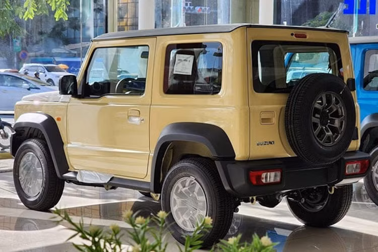 Cung cấp sức mạnh cho Suzuki Jimny là động cơ xăng hút khí tự nhiên 1.5L 4 xi-lanh cho ra công suất tối đa 101 mã lực và 130 Nm mô-men xoắn. Đáng chú ý, Suzuki Jimny có lẽ là mẫu xe duy nhất trong phân khúc gầm cao cỡ nhỏ được trang bị hệ dẫn động hai cầu, khóa vi sai, nhiều chế độ gài cầu và đi kèm hộp số sàn 5 cấp hoặc hộp số tự động 4 cấp.