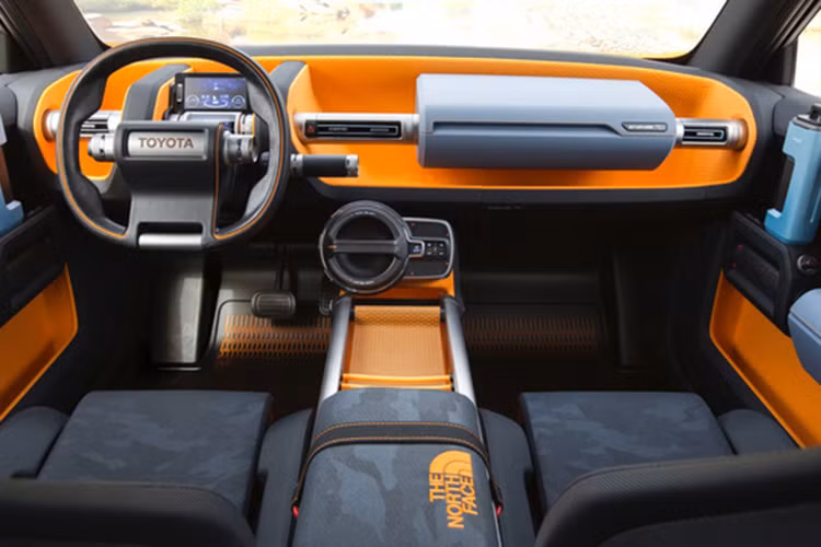 Tương tự ngoại thất, bên trong Toyota FT-4X cũng có các chi tiết màu cam bắt mắt, phối với màu đen đối lập. Ngoài ra, ở bệ tì tay trung tâm có cả túi ngủ tiện lợi cho những chuyến dã ngoại. Trong khi đó, tay nắm cửa lại được thiết kế lạ mắt, ấn tượng mang đậm chất trẻ trung so với nhiều mẫu xe việt dã khác từng xuất hiện. 