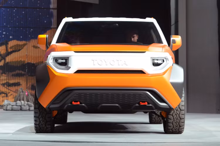 Hãng xe hơi Nhật Bản còn gọi nó là một mẫu xe hatchback đa dụng - "Multi Hatch". Một điểm đáng chú ý ở thiết kế xe là kiểu cửa hậu vừa mở lật lên vừa mở ngang hai cánh được, trên mẫu xe FT-4X này thậm chí còn tích hợp máy quay GoPro vào gương cửa.